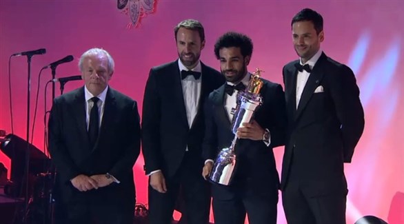 محمد صلاح مع جائزة أفضل لاعب في الدوري الإنجليزي (ضوئية)