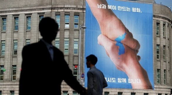ملصق دعائي عملاق لقمة المصالحة المنتظرة في كوريا الجنوبية (رويترز)