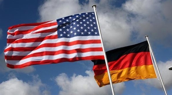 علما الولايات المتحدة وألمانيا الاتحادية (أرشيف)