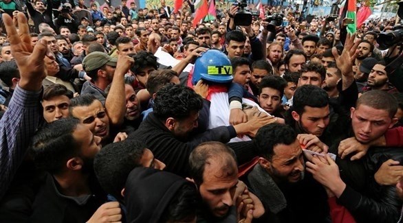 الآلاف يشيعون جثمان الشهيد الصحافي أحمد أبو حسين في غزة (تويتر)