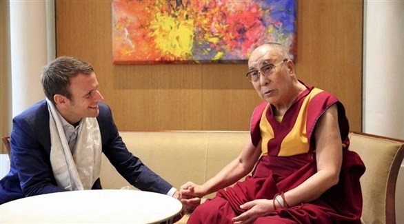 لقاء ماكرون ودالاي لاما قبل فوز المرشح السابق بالانتخابات الرئاسية في فرنسا (أرشيف)