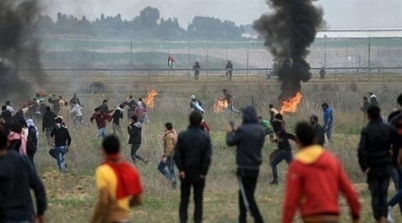 اشتباكات بين متظاهرين فلسطينيين وجنود إسرائيليين قرب السياج الشائك في غزة.(أرشيف)