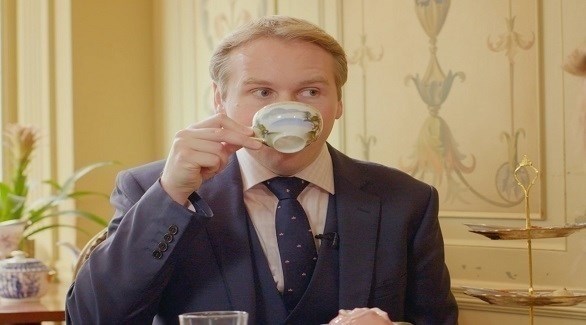 بريطاني يحتسى كوب شاي (بيزنس إنسايدر)