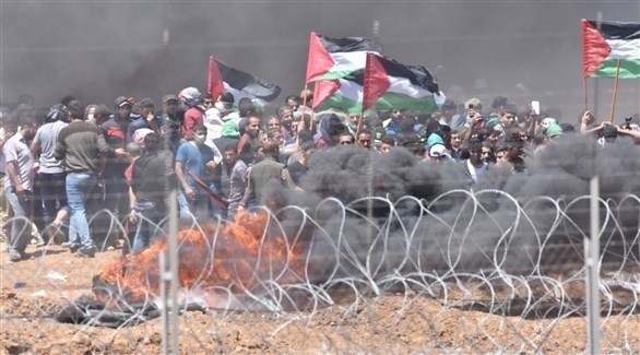 متظاهرون فلسطينيون قرب السياج الحدودي في قطاع غزة (أرشيف)