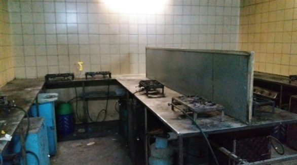 مطبخ في المجمع الذي كان يسكنه العمال (Migrants rights.org)