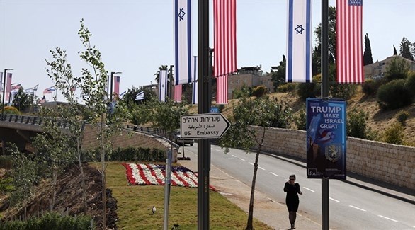 لافتة تدل إلى مكان السفارة الأمريكية في القدس.(أب)