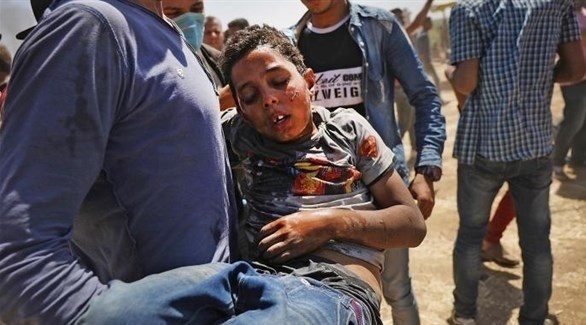 فتى فلسطيني أصيب برصاص الجيش الإسرائيلي بغزة.(أف ب)