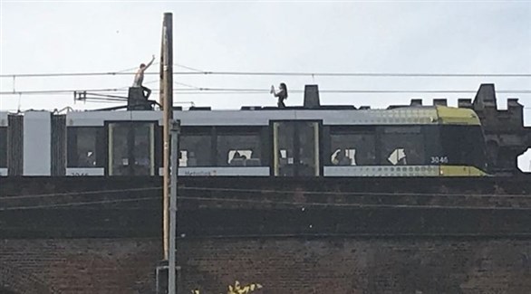 رجل يلتقط صورة تذكارية فوق سكة الترام (ديلي ميل)