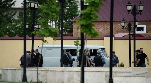 رجال الشرطة قرب كنيسة "رئيس الملائكة ميخائيل" في غروزني عاصمة الشيشان (أرشيف)