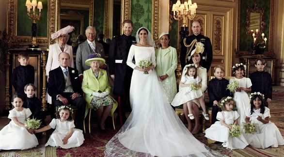 الأمير هاري وزوجته والعائلة الملكية إلى جانب والدة العروس (تويتر)