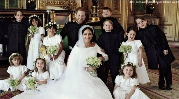 الأمير هاري وعروسه ميغان ماركل بجانب وصيفات وصبية صغار (تويتر)