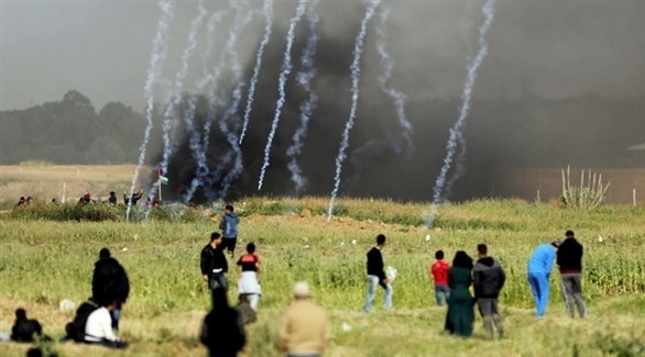 الجنود الإسرائيليون يطلقون الغاز المسيل والقنابل باتجاه المتظاهرين العزّل