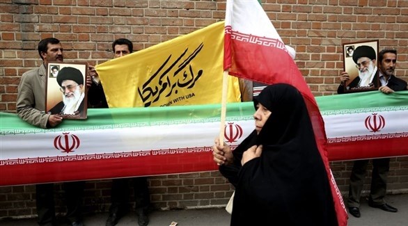 امرأة تحمل العلم الإيراني في تظاهرة داخل إيران (أرشيف)