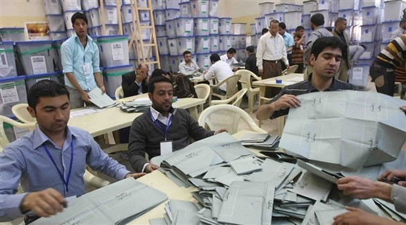 لجان الانتخابات تعاين الأصوات في العراق (أرشيف)