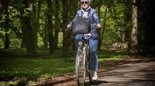 مسنة تركب دراجة هوائية (د ب أ)