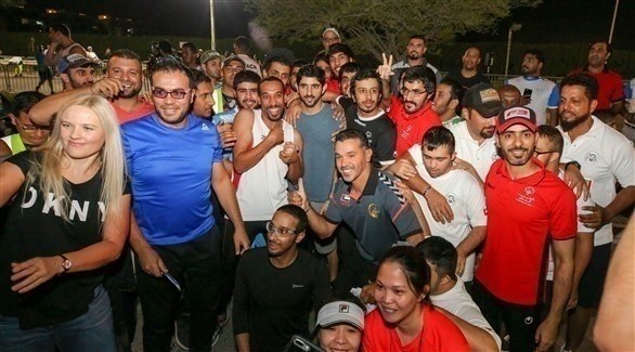 حمدان بن محمد يلتقط صورة تذكارية مع المشاركين في السباق (المصدر)