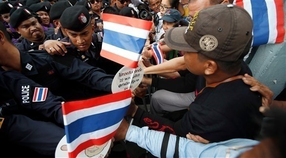 متظاهرون يشتبكون مع الشرطة في بانكوك (EPA)