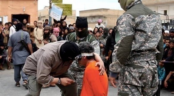 دواعش يُحيطون بسجين لدى التنظيم في العراق قبل إعدامه (أرشيف) 