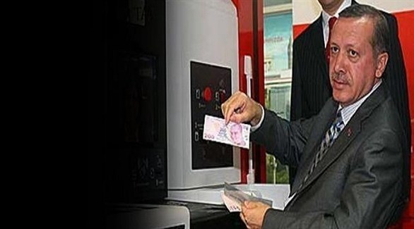 الرئيس التركي أردوغان يعرض ورقة نقدية من فئة 200 ليرة (أرشيف)