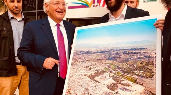 سفير الولايات المتحدة لدى إسرائيل ديفيد فريدمان مع الصورة (أرشيف)