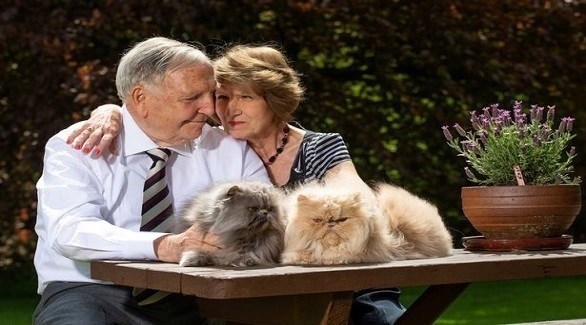 تريفوز هاوز مع زوجته مارلين وقططها (ميرور)