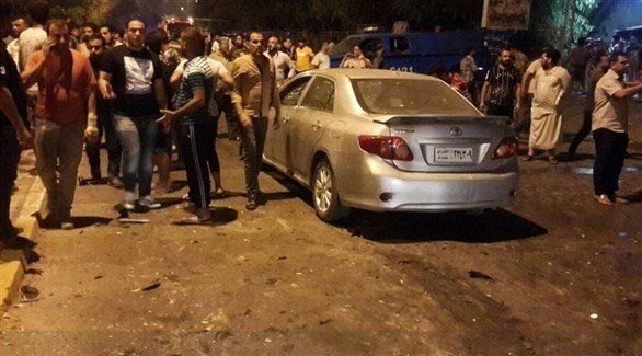 عراقيون في مكان التفجير الانتحاري الذي هز بغداد أمس (تويتر)