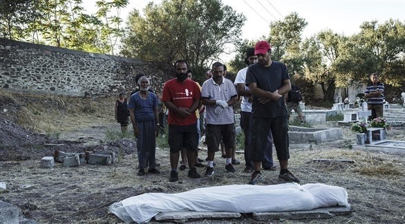 رجال يتحضرون لدفن أحد اللاجئين في اليونان (أرشيف/ أ ف ب)
