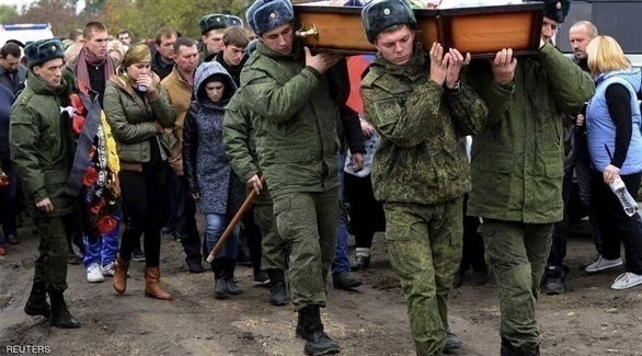 جنود روس يحملون جثة زميل لهم قتل في سوريا (أرشيف)