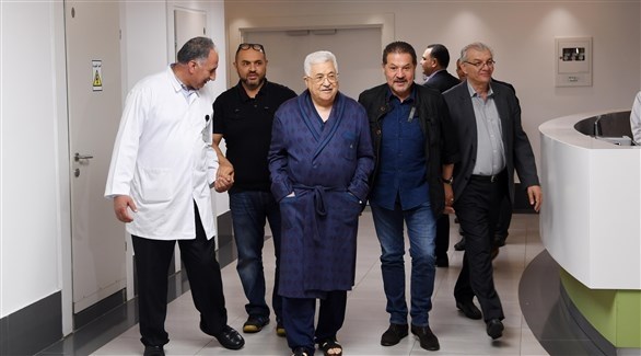 الرئيس الفلسطيني محمود عباس قبل خروجه من المستشفى (أرشيف)