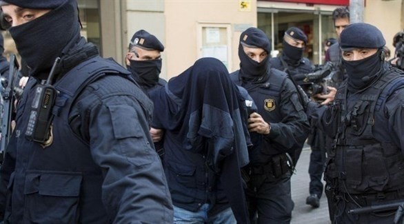 عناصر من الشرطة الإسبانية في عملية أمنية سابقة (أرشيف)