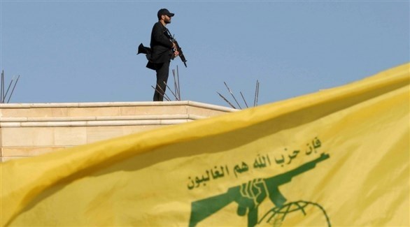 مقاتل من حزب الله يتولى الحراسة خلال إطلالة للأمين العام لحزب الله السيد حسن نصرالله.(أرشيف)