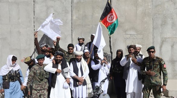 عناصر من الجيش الأفغاني إلى جانب مقاتلين من طالبان (إ ب أ)