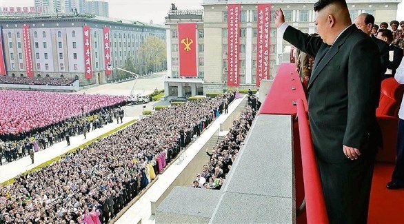 الزعيم الكوري الشمالي كيم جونغ أون يحيي الجماهير في بيونغ يانغ (أرشيف)