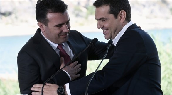رئيس الوزراء اليوناني أليكسيس تسيبراس ونظيره المقدوني زوران زائيف (أ ف ب) 