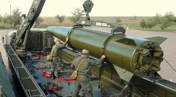 جنود روس يثبتون صاروخاً قادراً على حمل شحنة نووية (أرشيف)