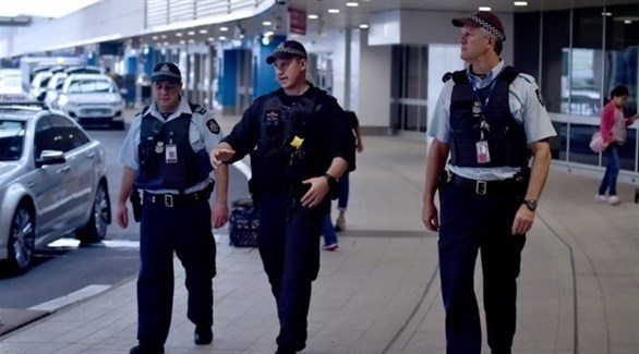 عناصر من الشرطة الأسترالية أمام مطار كانبيرا (أرشيف)