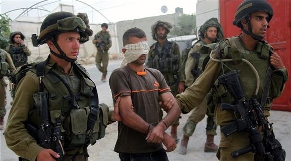 جنود الاحتلال الإسرائيلي يعتقلون فلسطينياً (أرشيف)