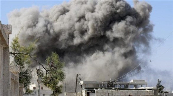 الدخان يتصاعد من مبنى استهدفته غارة جوية سابقة في سوريا (أرشيف)