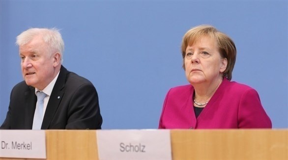 المستشارة الألمانية أنجيلا ميركل ووزير الداخلية هورست زيهوفر (أرشيف)