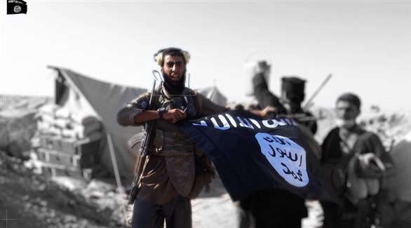 عناصر إرهابية تحمل علم داعش (أرشيف)