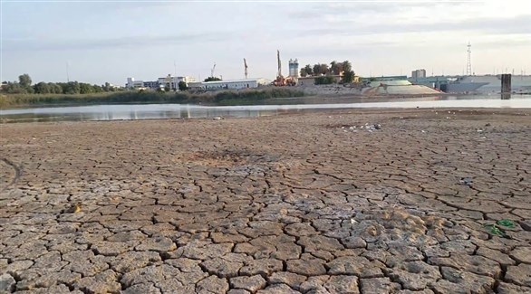 جانب من "نهر" دجلة العراقي بعد جفافه (يوتيوب)