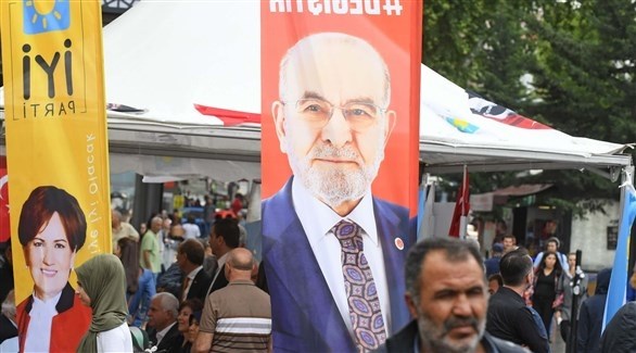 لافتات انتخابية لتميل كرم الله أوغلو-من اليمين وميرال أكسينير في اسطنبول (أرشيف)