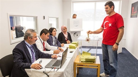 تركي يُدلي بصوته في انتخابات سابقة (أرشيف)