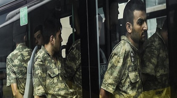 عسكريون أتراك في حافلة بعد اعتقالهم إثر فشل محاولة الانقلاب في 2016 (أرشيف)