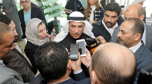 وزير النفط الكويتي، بخيت الرشيدي، متحدثاً للصحفيين(أرشيف)