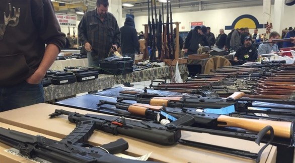 أمريكيون في معرض تجاري لبيع أسلحة شخصية (أرشيف)