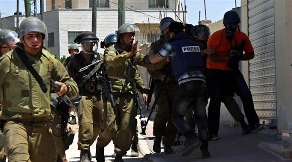 جنود الاحتلال الإسرائيلي يعتدون على صحافيين (أرشيف)