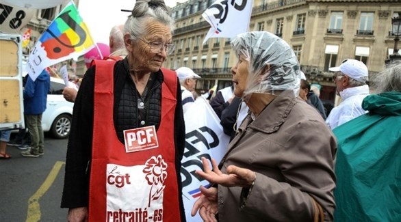 مسنتان فرنسيتان في مظاهرة للمطالبة بحقوق المتقاعدين (أرشيف)