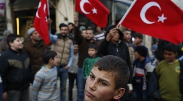 شبان بلوحون بأعلام تركية في أعزاز.(أرشيف)