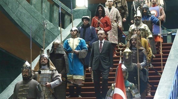 الرئيس التركي رجب طيب أردوغان بين جنود يرتدون الزي العثماني في حفل استقبال.(أرشيف)